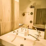 Rustic Refuge Glamping With Hot-tub And Sauna - Two Bedroom With Terrace דירה