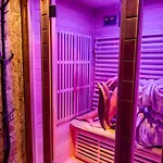 Apartma Rustic Refuge Glamping With Hot-tub And Sauna - Two Bedroom With Terrace *