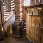 Apartma Rustic Refuge Glamping With Hot-tub And Sauna - Two Bedroom With Terrace Zrece