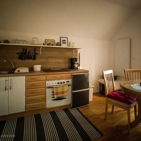 Rustic Refuge Glamping With Hot-Tub And Sauna - Two Bedroom Apartment With Terrace *
