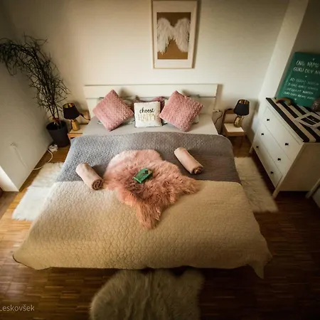 Rustic Refuge Glamping With Hot-Tub And Sauna - Two Bedroom Apartment With Terrace