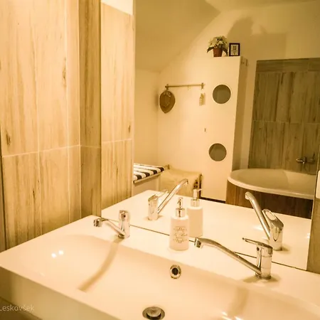 Rustic Refuge Glamping With Hot-tub And Sauna - Two Bedroom With Terrace 아파트