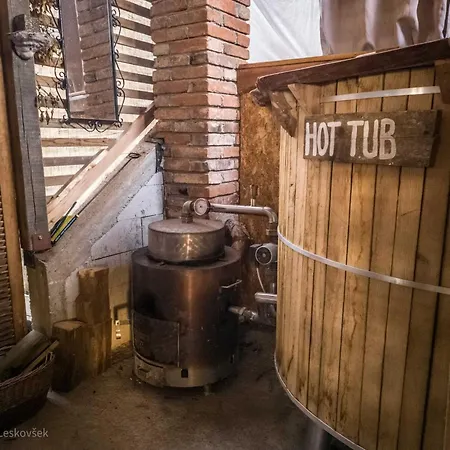 Apartman Rustic Refuge Glamping With Hot-tub And Sauna - Two Bedroom With Terrace Zrece