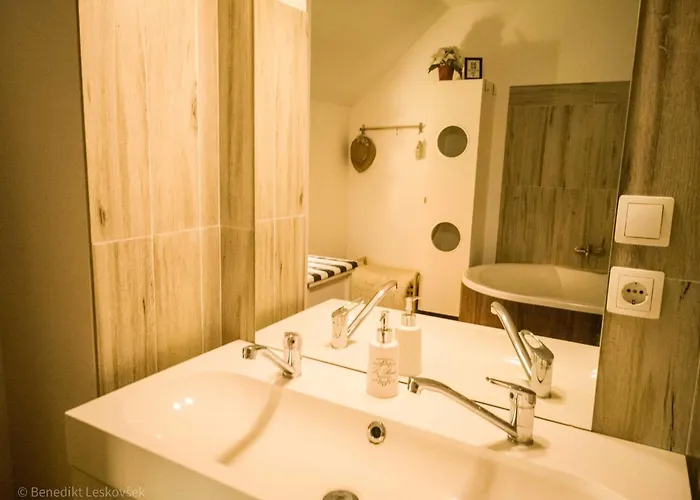 Rustic Refuge Glamping With Hot-Tub And Sauna - Two Bedroom Apartment With Terrace Appartamento