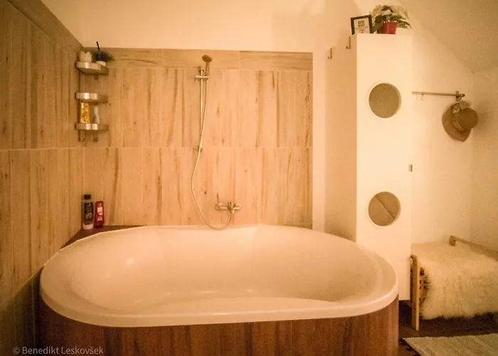 Rustic Refuge Glamping With Hot-Tub And Sauna - Two Bedroom Apartment With Terrace Zreče