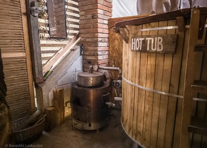 Appartamento Rustic Refuge Glamping With Hot-Tub And Sauna - Two Bedroom Apartment With Terrace Zreče